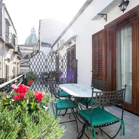 Penthouse Luxury Quattro Canti Apartment *